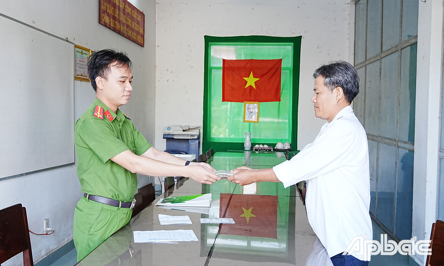 Công an huyện Cái Bè trao trả hơn 70 triệu đồng cho anh Phú. Ảnh Đặng Thanh