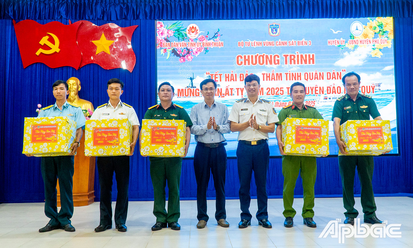 Đoàn tặng quà các đơn vị lực lượng vũ trang huyện đảo.