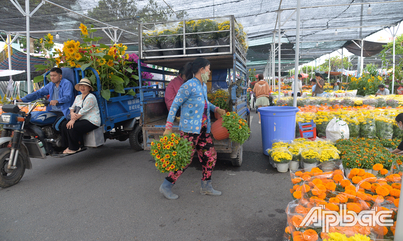 Chợ hoa Xuân TP. Mỹ Tho nhộn nhịp.