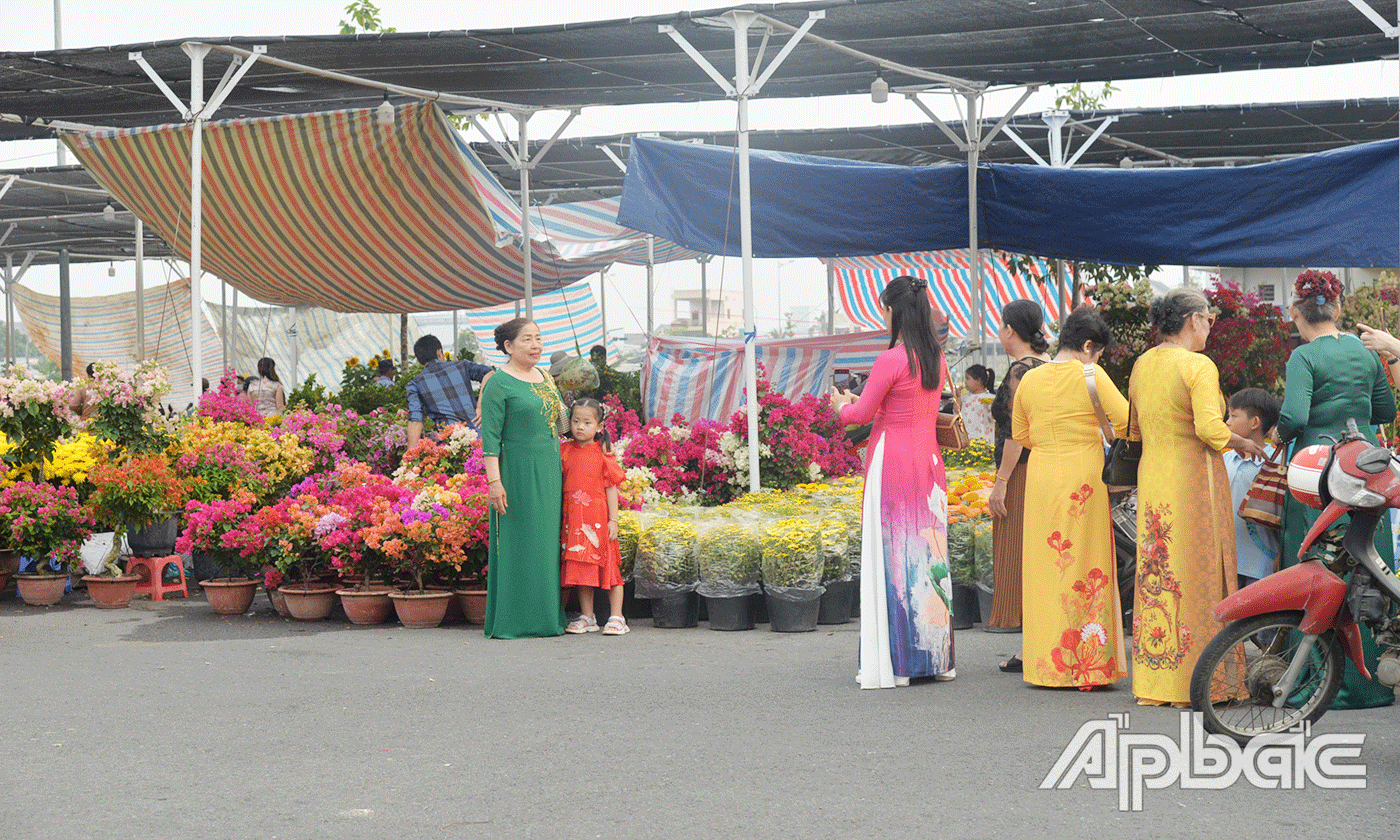 Ngoài mua hoa, mọi người còn cùng bạn bè, người thân lưu lại những khoảnh khắc đẹp ngày Xuân. 