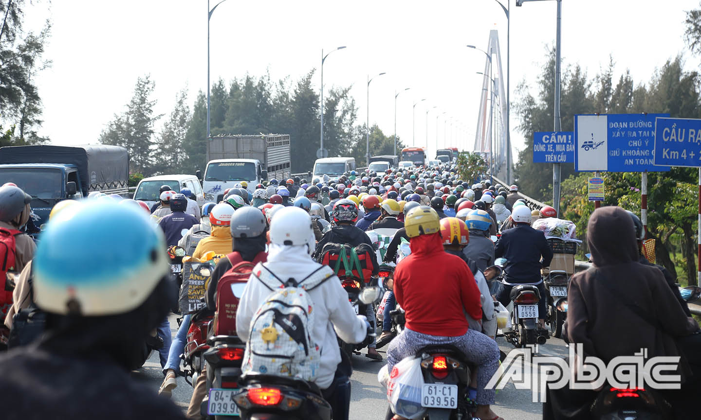 Xe máy chen chúc nhau qua cầu sau tai nạn.