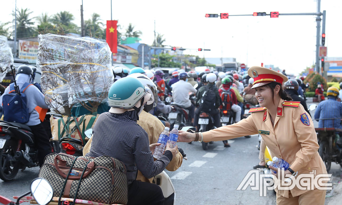 Lực lượng CSGT phát nước tại ngã tư Lương Phú.