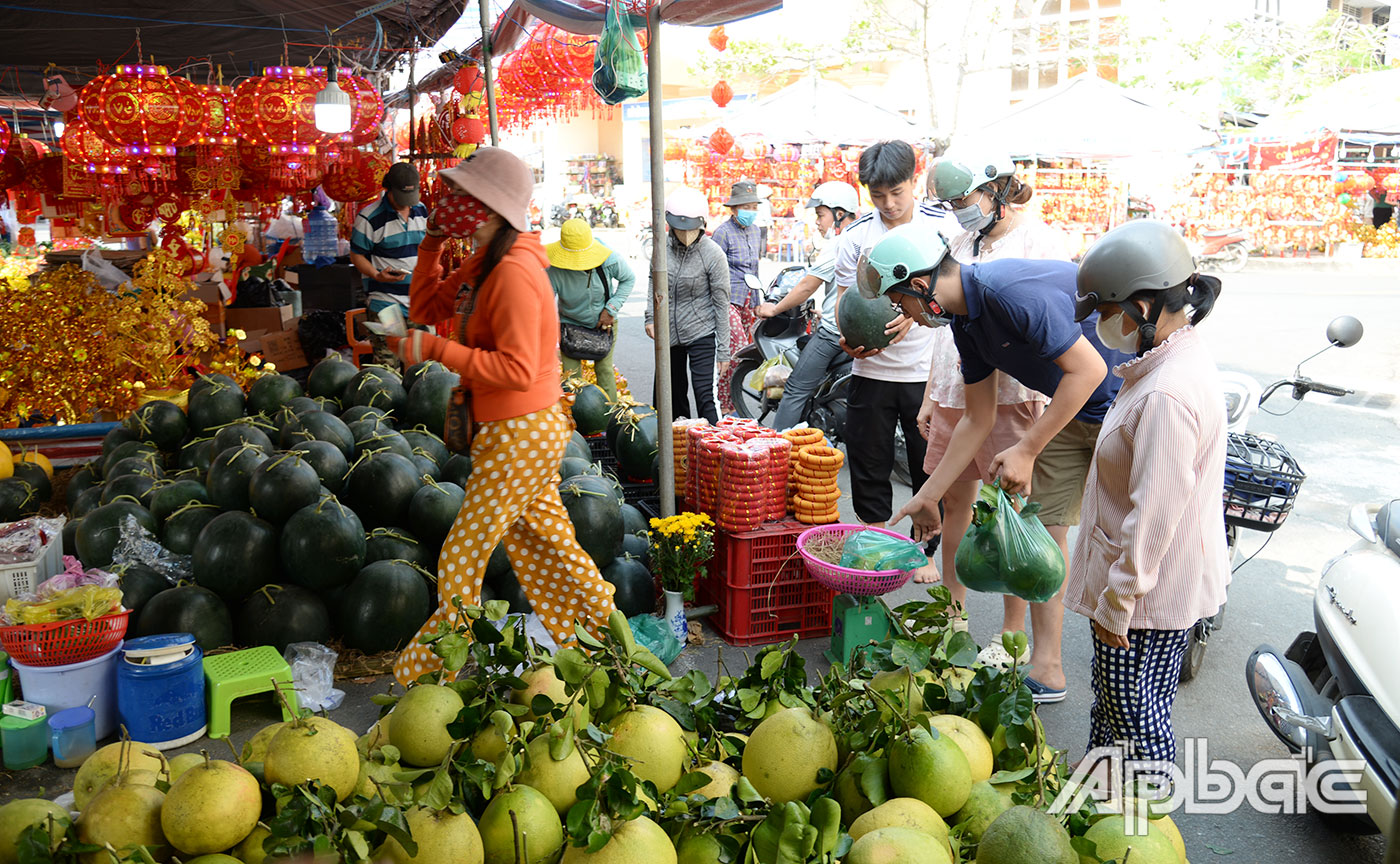 Người dân chọn mua dưa hấu tại Chợ Gò Công, TP. Gò Công.