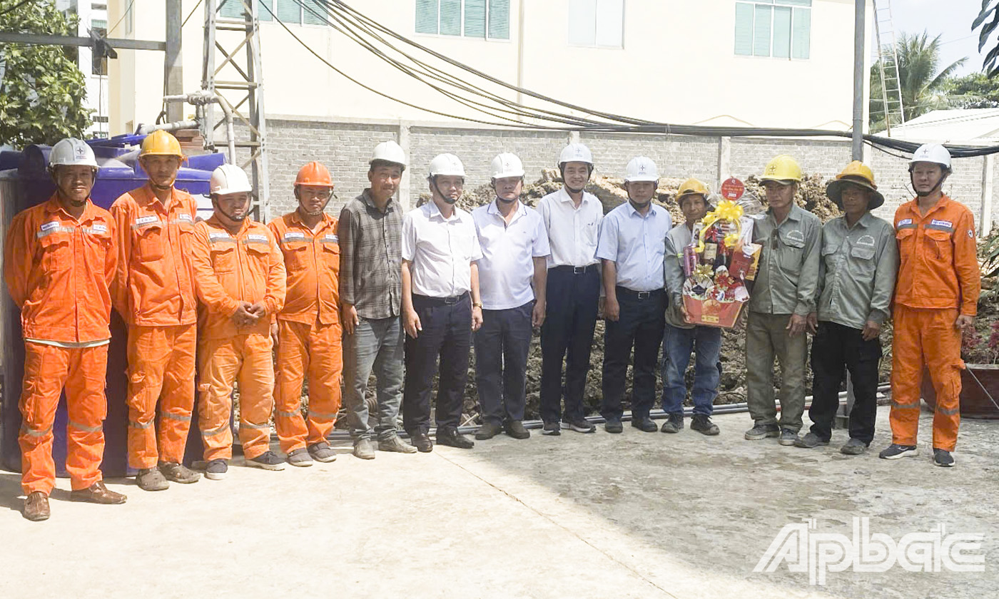Lãnh đạo EVNSPC thăm, chúc tết cán bộ, nhân viên tại công trình Cải tạo và nâng công suất trạm 110kV Mỹ Tho.