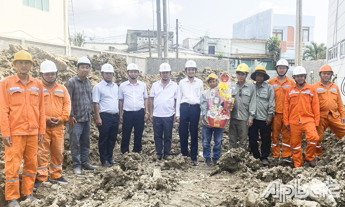 Lãnh đạo EVNSPC thăm, chúc tết cán bộ, nhân viên tại công trình Cải tạo và nâng công suất trạm 110kV Mỹ Tho.