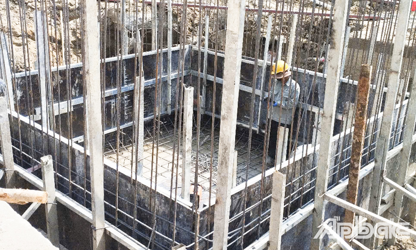 Các nhân viên Liên danh Công ty TNHH Xây dựng điện Bách Khoa và Công ty TNHH Xây dựng dịch dụ kỹ thuật Á Châu đang xây dựng.