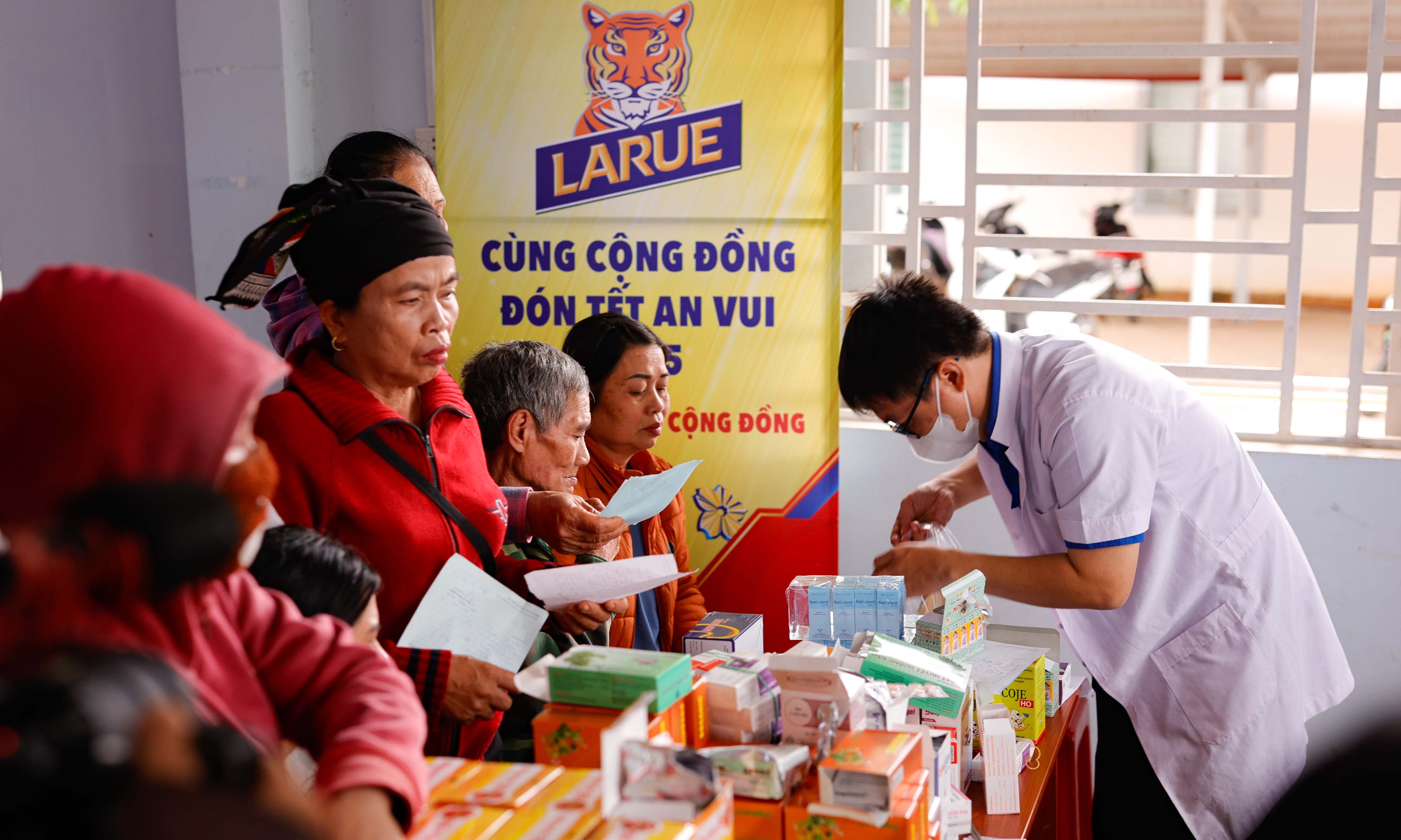  Các chuyên gia y tế tận tình thăm khám sức khỏe và phát thuốc miễn phí cho người dân.