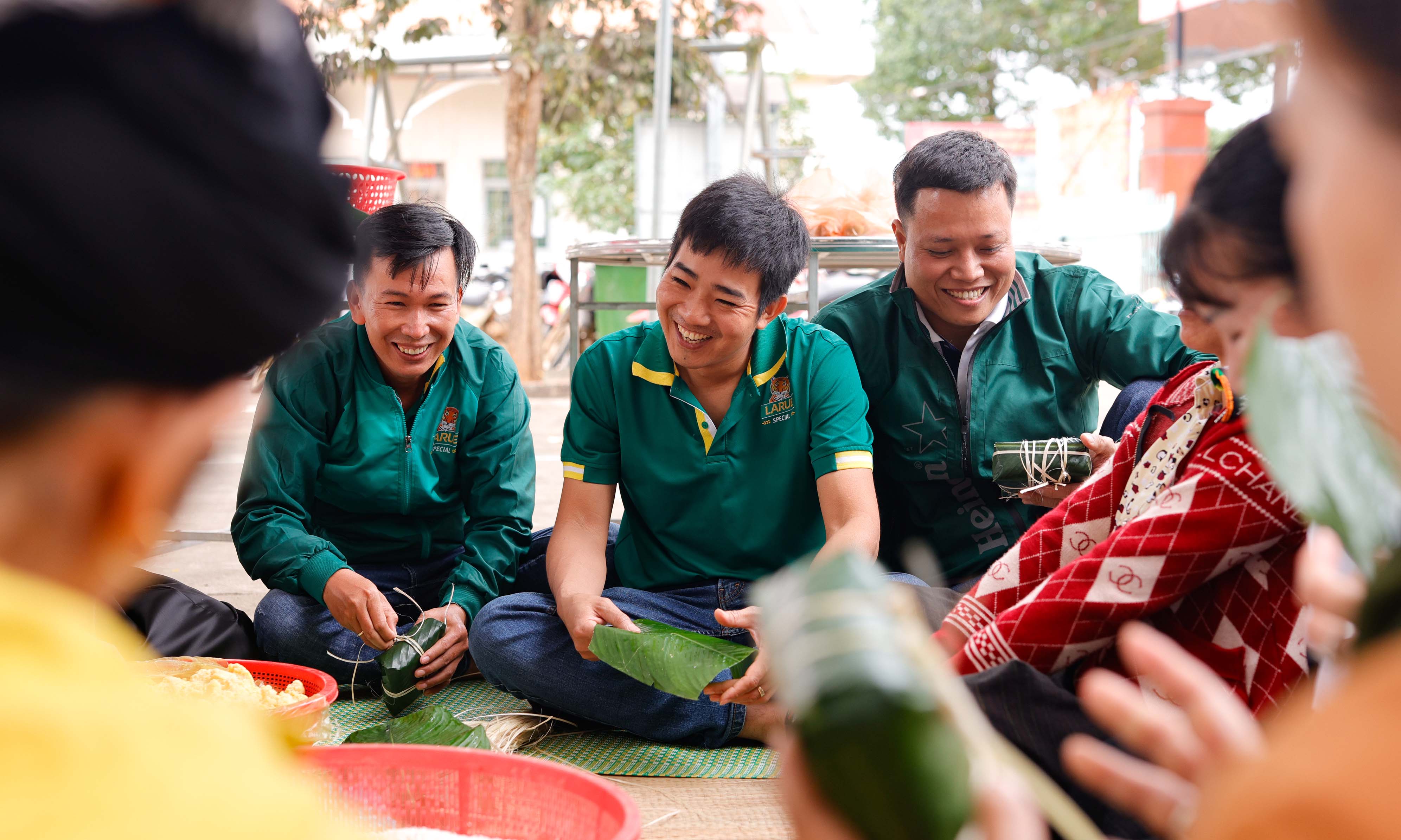 Nhân viên Larue cùng bà con hồ hởi gói và nấu bánh chưng để đón mừng năm mới.