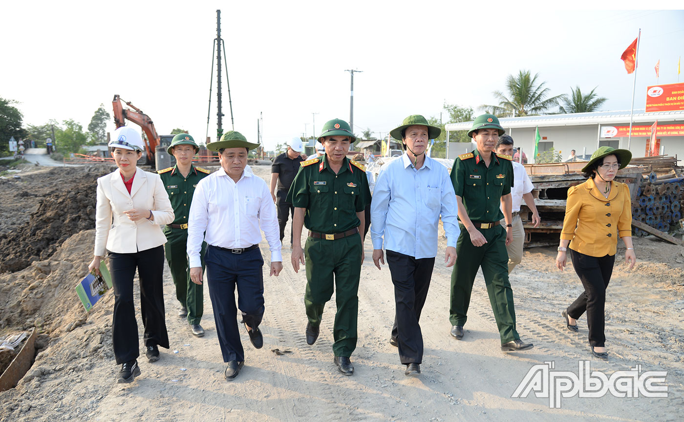 Lãnh đạo tỉnh kiểm tra tiến độ dự án.