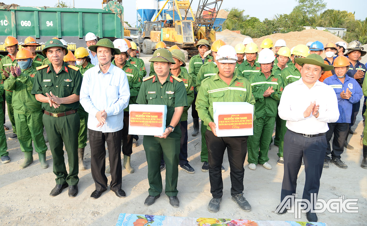 Đồng chí Nguyễn Văn Danh và đồng chí Trần Văn Dũng tặng quà các cán bộ, kỹ sư, công nhân làm việc xuyên tết tại công trường.