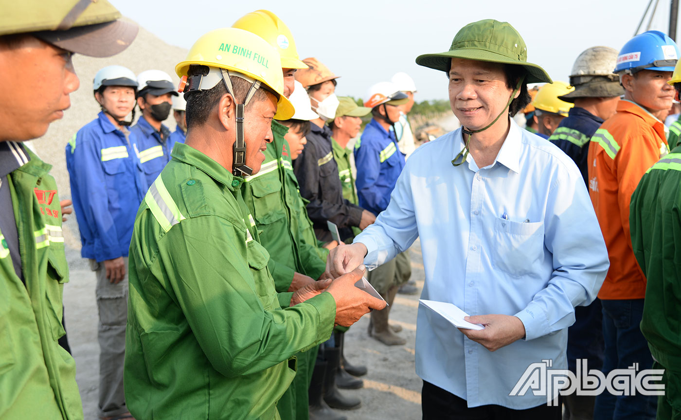 Đồng chí Nguyễn Văn Danh tặng quà các cán bộ, kỹ sư, công nhân làm việc xuyên tết tại công trường.