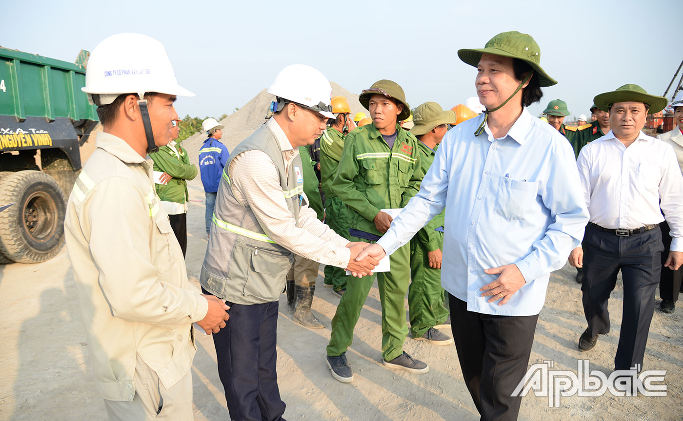 Đồng chí Nguyễn Văn Danh động viên tinh thần cán bộ kỹ thuật, công nhân làm việc xuyên tết.