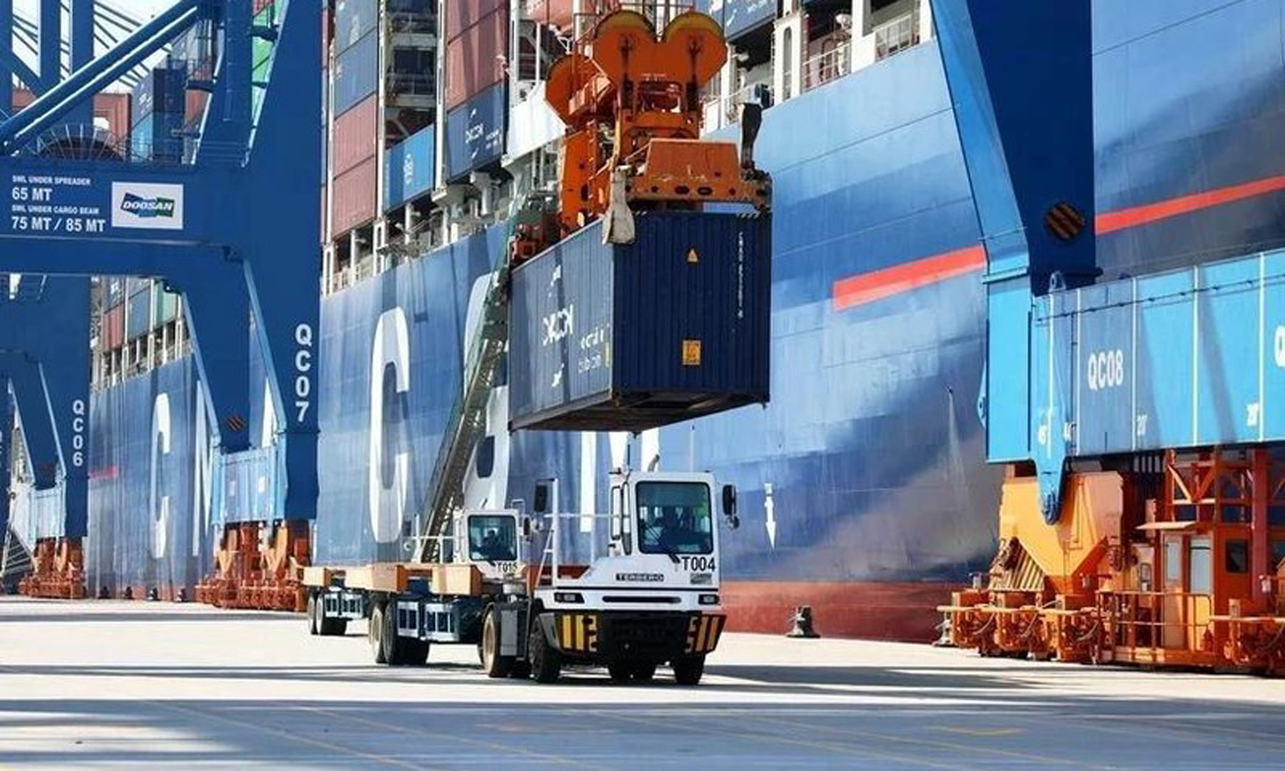 Laoding goods at the Gemalink port in Ba Ria-Vung Tau province. (Photo: VNA).