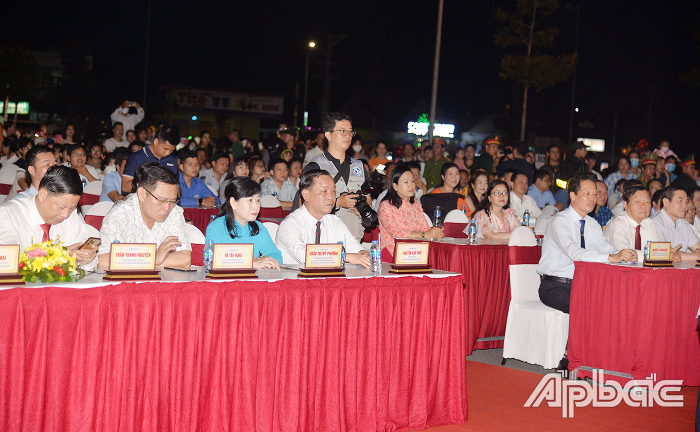 Lãnh đạo tỉnh Tiền Giang, cùng đại biểu và đông đảo người dân theo dõi Lễ khai mạc.