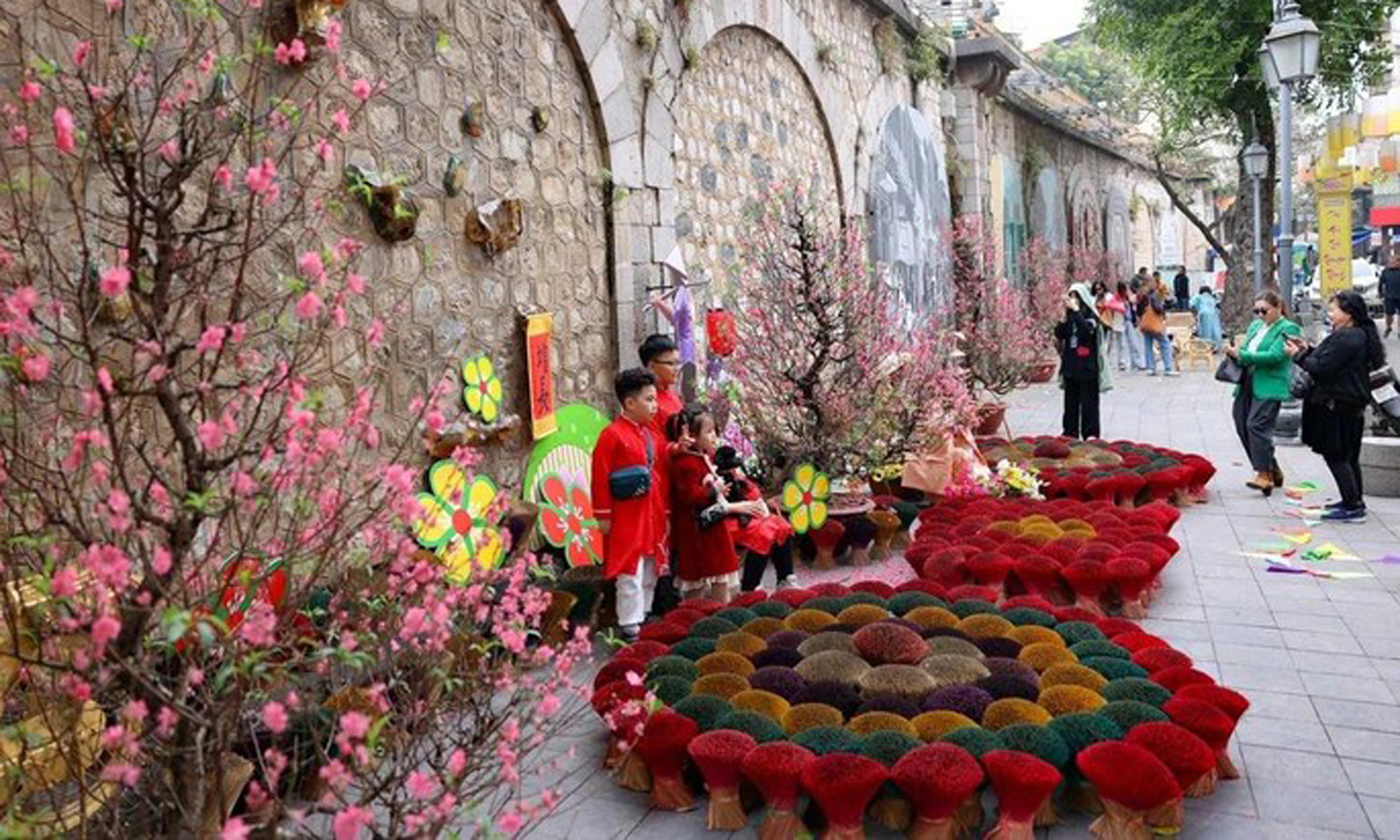 ABO/NDO- As the Lunar New Year 2025 (Tet) approaches, vibrant cultural, artistic, and recreational activities are taking place nationwide, showcasing traditional customs and creating festive vibes for locals and tourists alike.