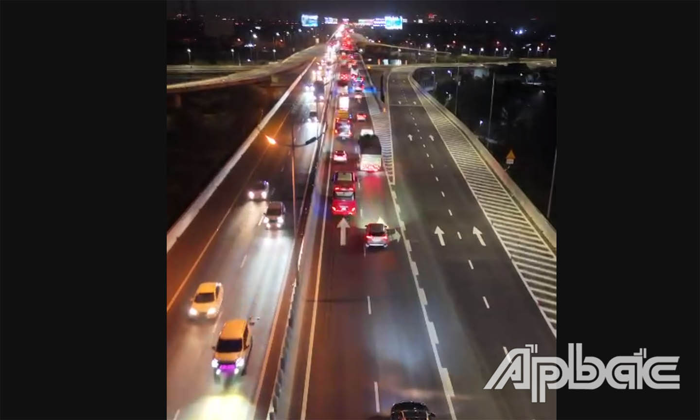 Tối ngày 26 Tết, lưu lượng cao tốc tăng cao gấp 3 lần bình thường, các phương tiện đều di chuyển chậm toàn tuyến.