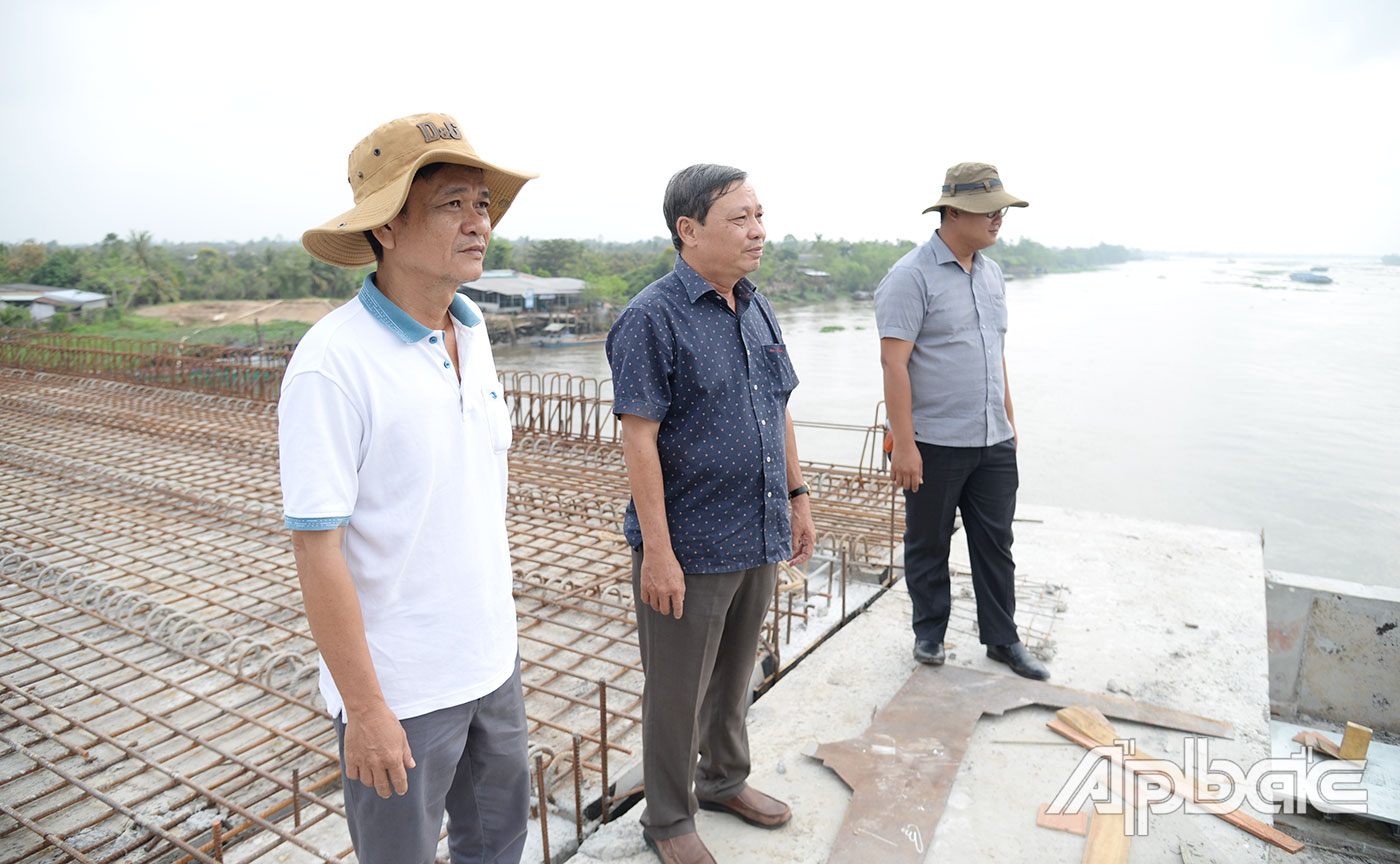 Đồng chí Trần Minh Trung kiểm tra công tác thi công gác dầm hợp long cầu Tân Phong.