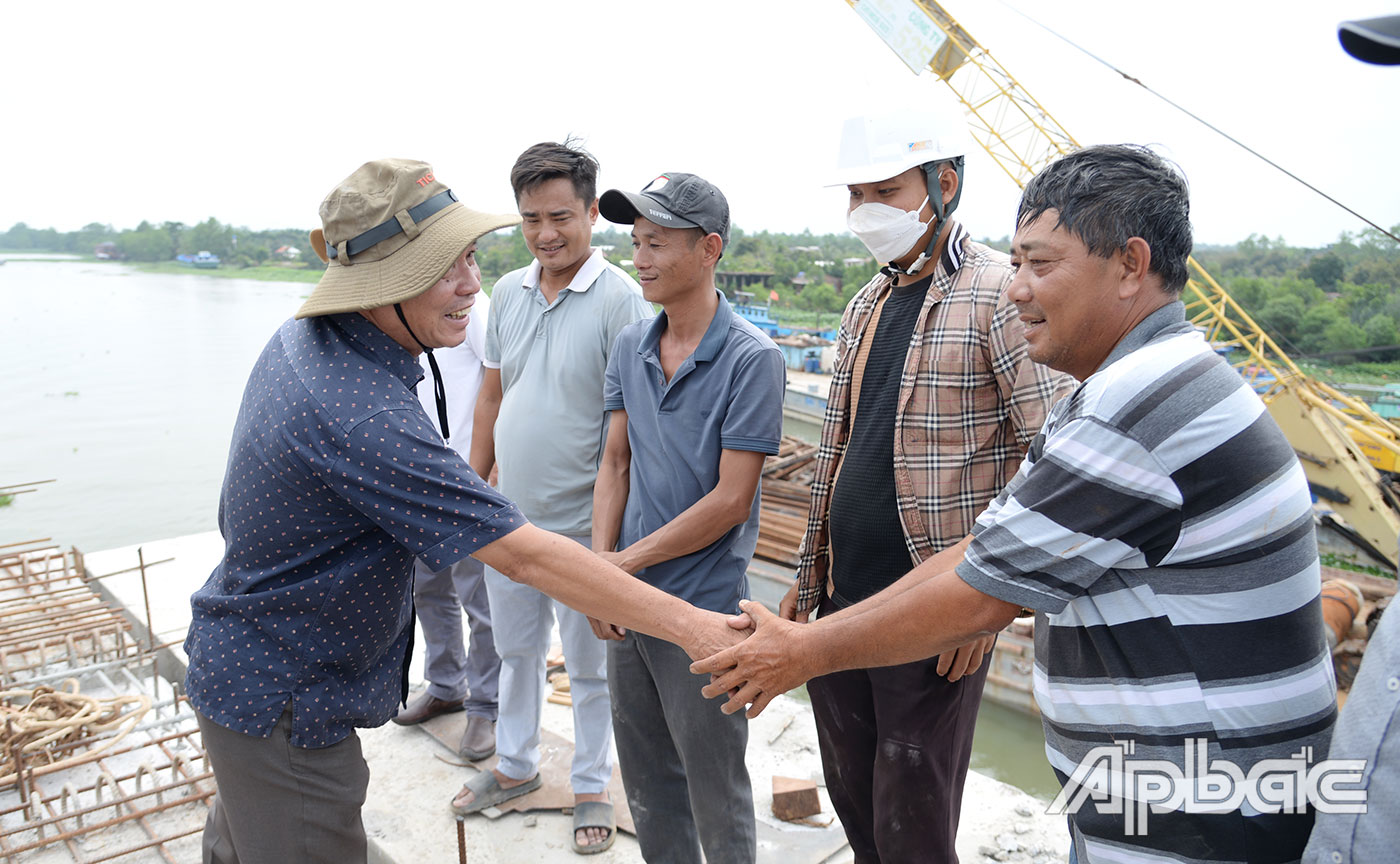 Đồng chí Trần Minh Trung động viên các kỹ sư, công nhân làm việc tại công trường.