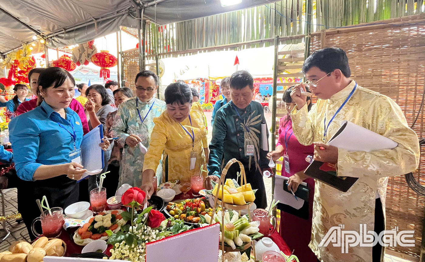 Ban Giám khảo tiến hành chấm thi. 