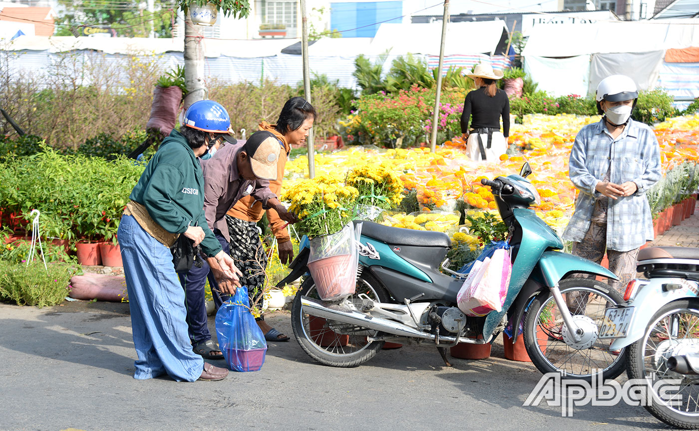 Sức mua hoa tết tăng khá mạnh trong sáng 28 tết.