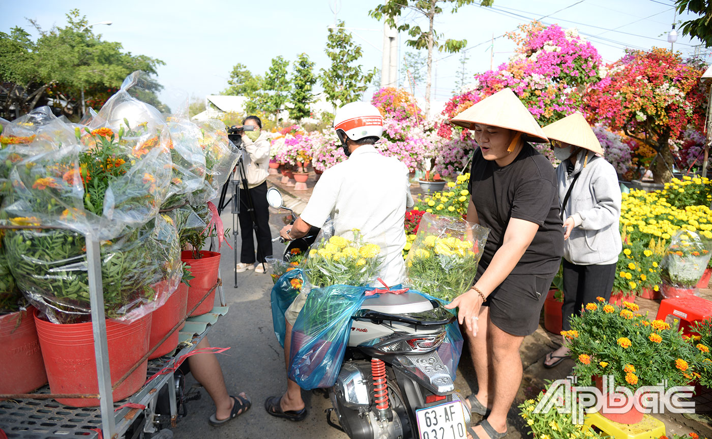 Đến thời điểm này, anh Huy đã bán được khoảng 1.500 giỏ hoa các loại.