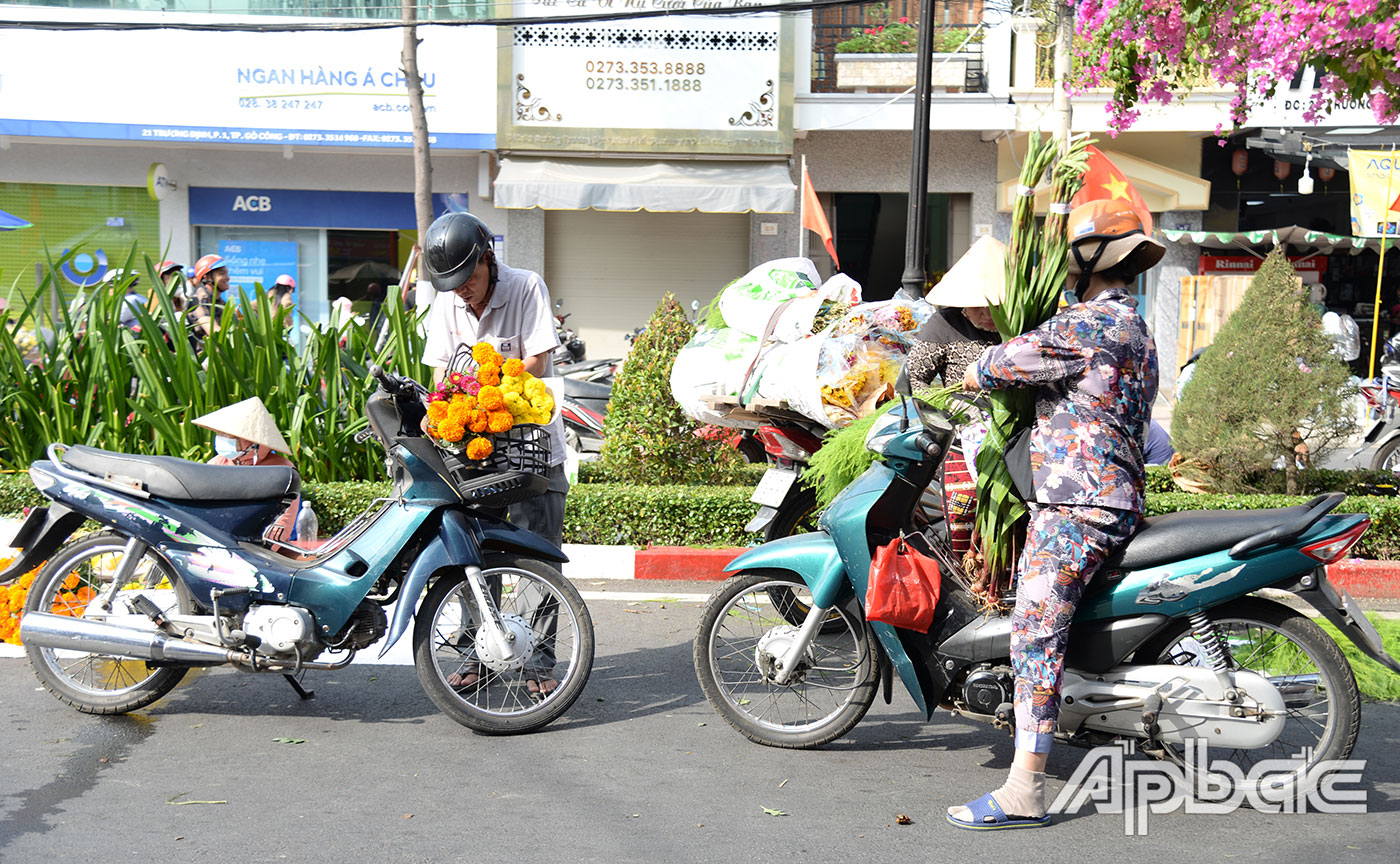 Hoa, trái được người dân mua để mang về nhà chưng tết.