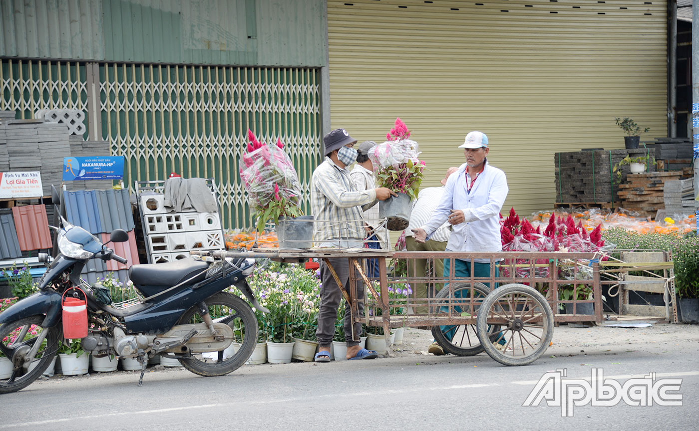 Các điểm bán hoa tết dọc theo Quốc lộ 50 có nhiều người dân đến để mua hoa.