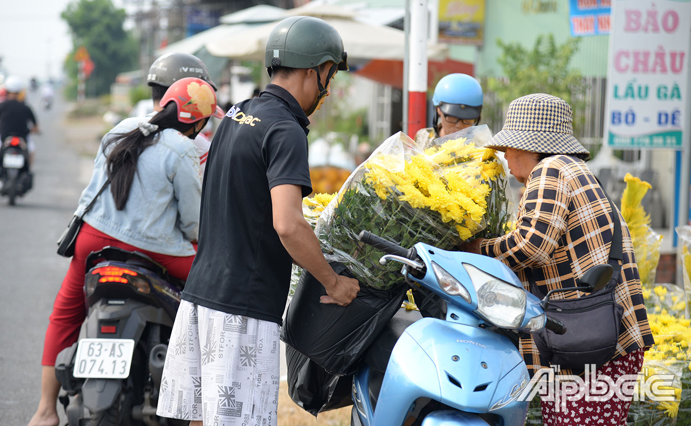 Người dân TP. Mỹ Tho mua sắm hoa tết.