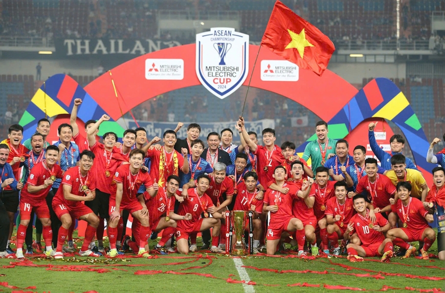 Các thành viên đội tuyển Việt Nam mừng chức vô địch ASEAN Cup 2024. Ảnh: VIỆT AN 