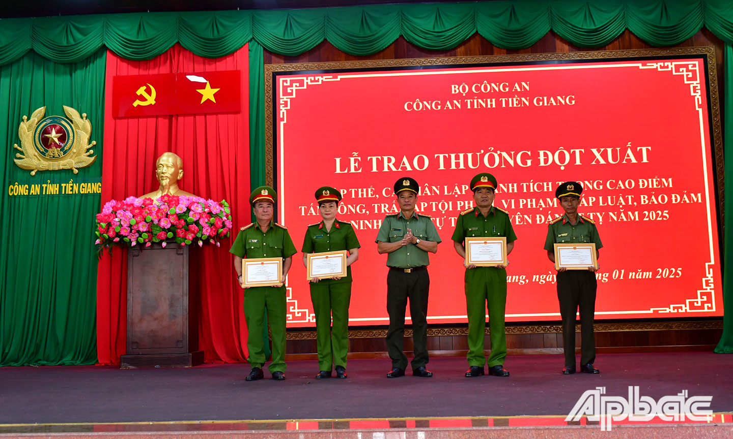 Đại tá Nguyễn Hồng Khắc, Phó Giám đốc Công an tỉnh trao giấy khen của Công an tỉnh tặng các tập thể lập thành tích xuất sắc trong cao điểm tấn công, trấn áp tội phạm Tết 2025. Ảnh Đặng Thanh