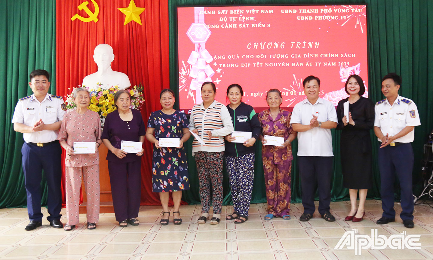 Tặng quà cho gia đình chính sách tại Phường 11, thành phố Vũng Tàu