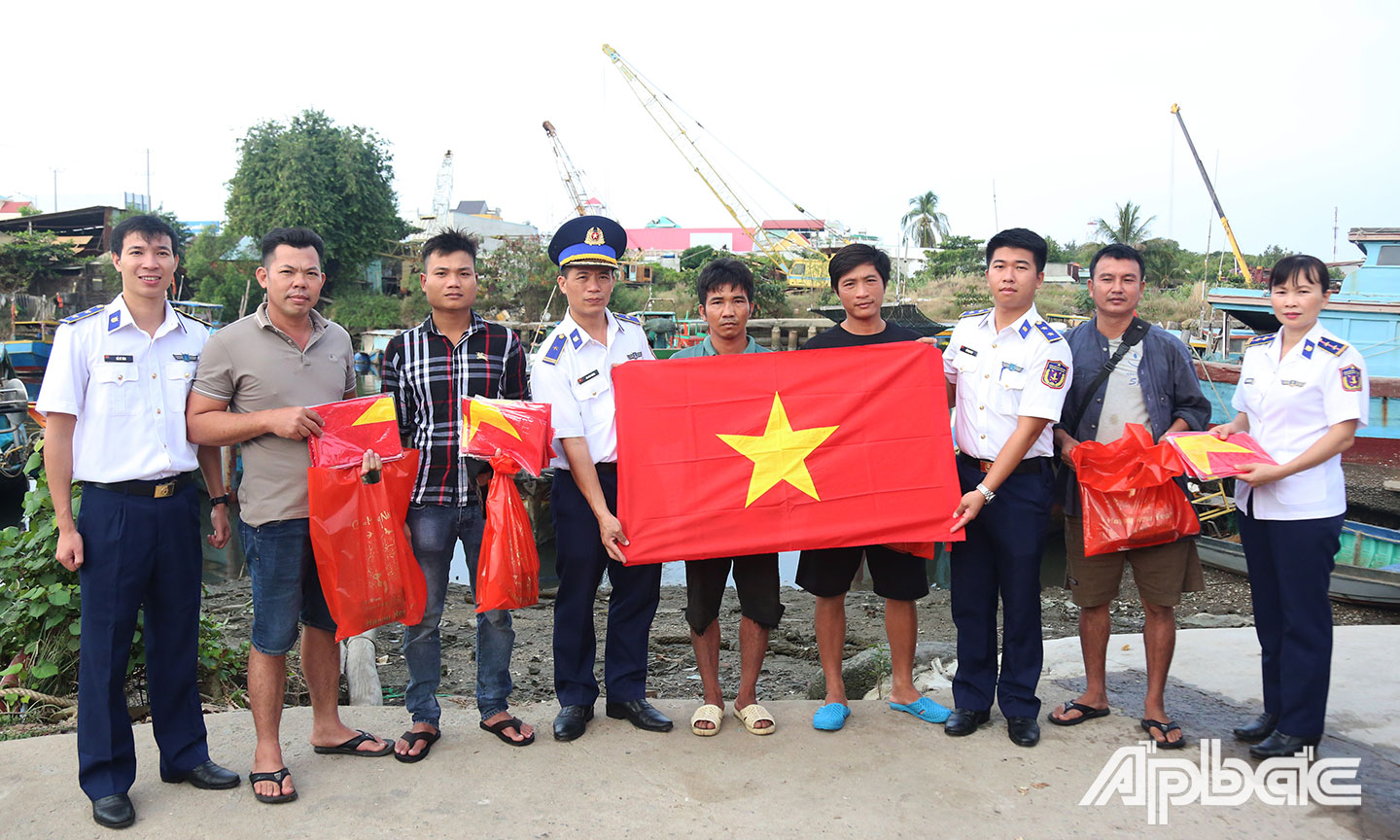 Trao cơờ Tổ quốc và quà cho ngư dân trên địa bàn Phường 12, thành phố Vũng Tàu