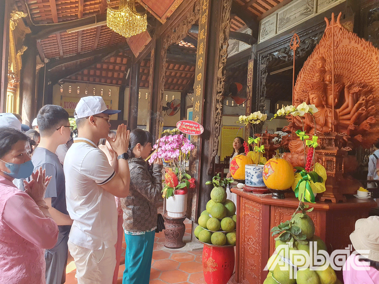 Chùa Vĩnh Tràng, TP. Mỹ Tho thu hút đông khách thắp phương đến dâng hương trong ngày đầu năm mới. 