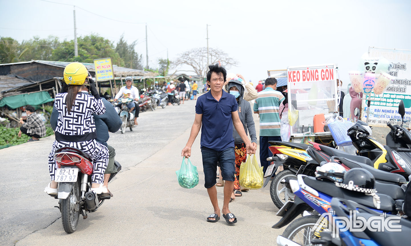 Anh Phết hào hứng với thành quả thu hoạch được.