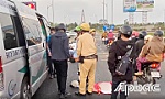 Cảnh sát giao thông hỗ trợ đưa người phụ nữ bị tai nạn giao thông đi cấp cứu