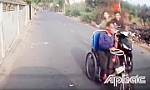 Xác minh xử lý 2 thanh niên dùng tay đánh vào đầu người đi xe lăn
