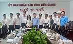 Bí thư Huyện ủy Gò Công Đông thăm, chúc mừng các đơn vị ngành Y tế Tiền Giang nhân dịp 27-2