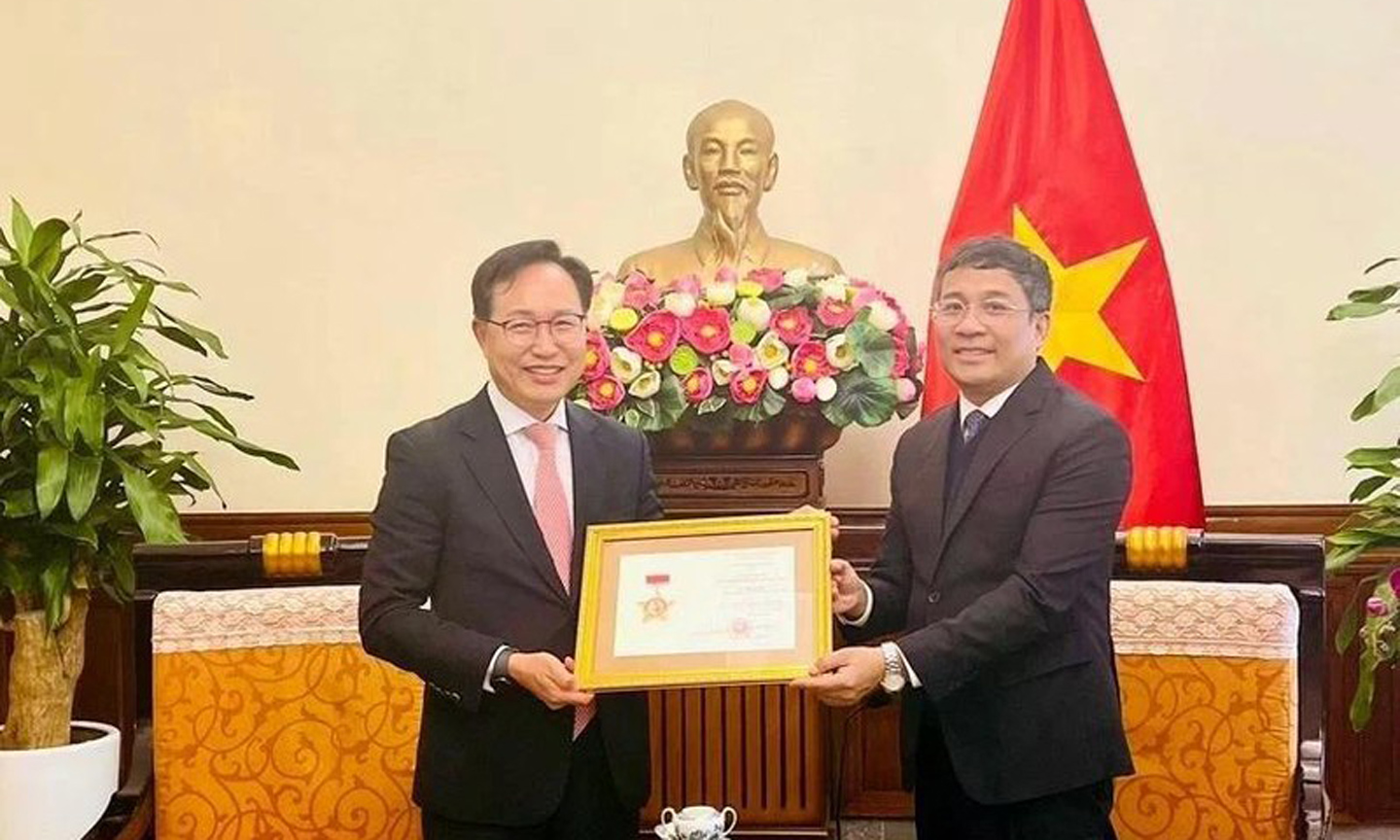 Samsung Vietnam leader honoured for contributing to Vietnam-RoK diplomatic relations