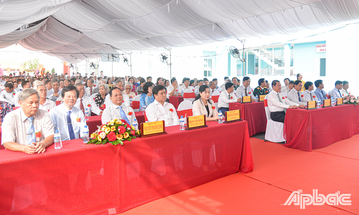 Đồng chí Châu Thị Mỹ Phương dự họp mặt kỷ niệm 70 năm Ngày Thầy thuốc Việt Nam tại TX. Cai Lậy