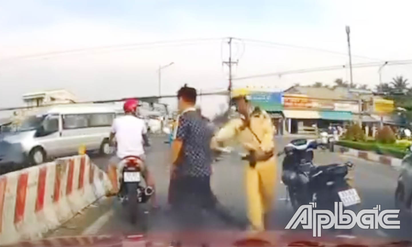 Phát hiện đối tượng khả nghi trong quá trình điều tiết giao thông.