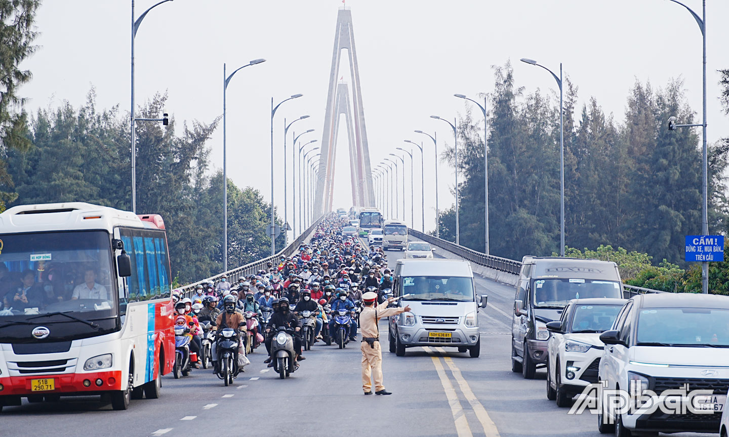 Đảm bảo trật tự an toàn giao thông trong kỳ nghỉ Tết Nguyên đán Ất Tỵ 2025 (ảnh chụp lực lượng Cảnh sát giao thông tỉnh Tiền Giang điều tiết giao thông tại cầu Rạch Miễu ngày 1-2 (nhằm mùng 4 tết). 	Ảnh: Trọng Tín