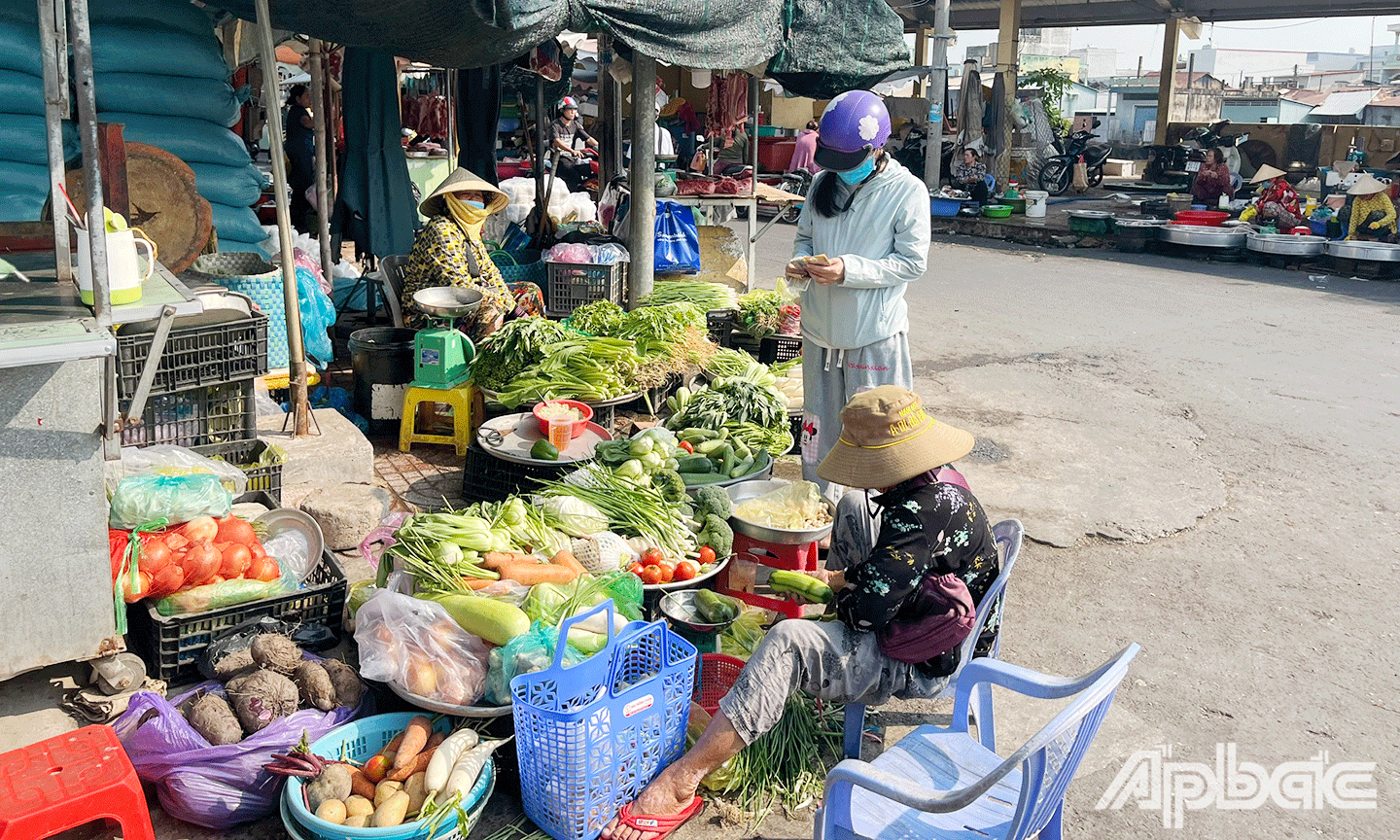 Hàng hoá tại chợ dồi dào nhưng lượng khách mua sắm khá ít