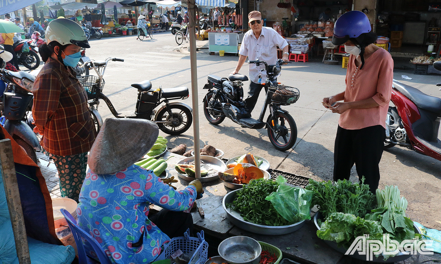 Tiểu thương không dám nhập hàng nhiều, chỉ nhập mỗi món vài ký, do sau tết khách mua sắm ít