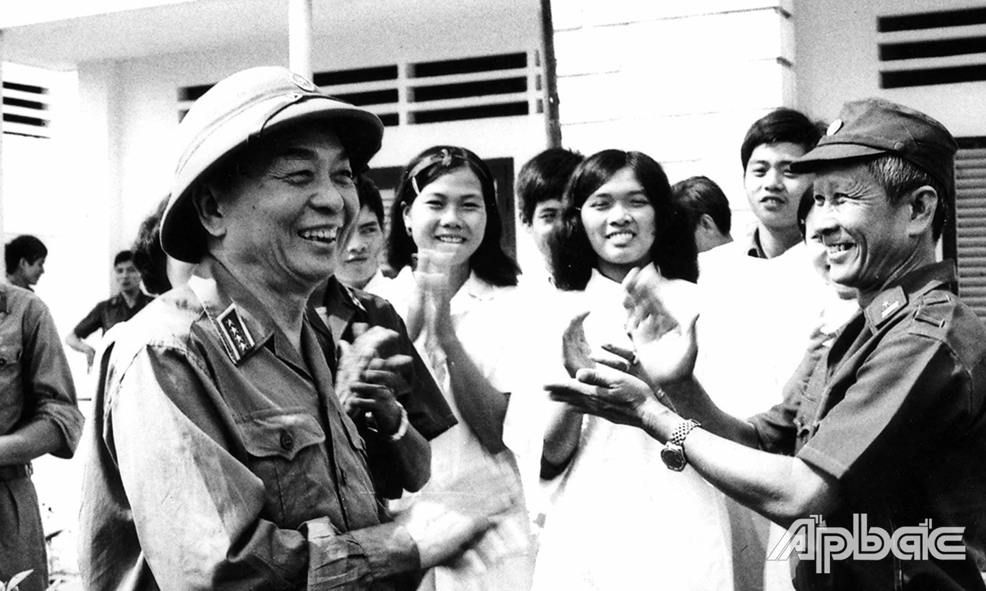 Đại tá Trần Văn Dược đón tiếp Đại tướng Võ Nguyên Giáp về thăm Trại rắn Đồng Tâm năm 1985. 			                                                                                                                                                                  Ảnh: TRẦN BIỂU