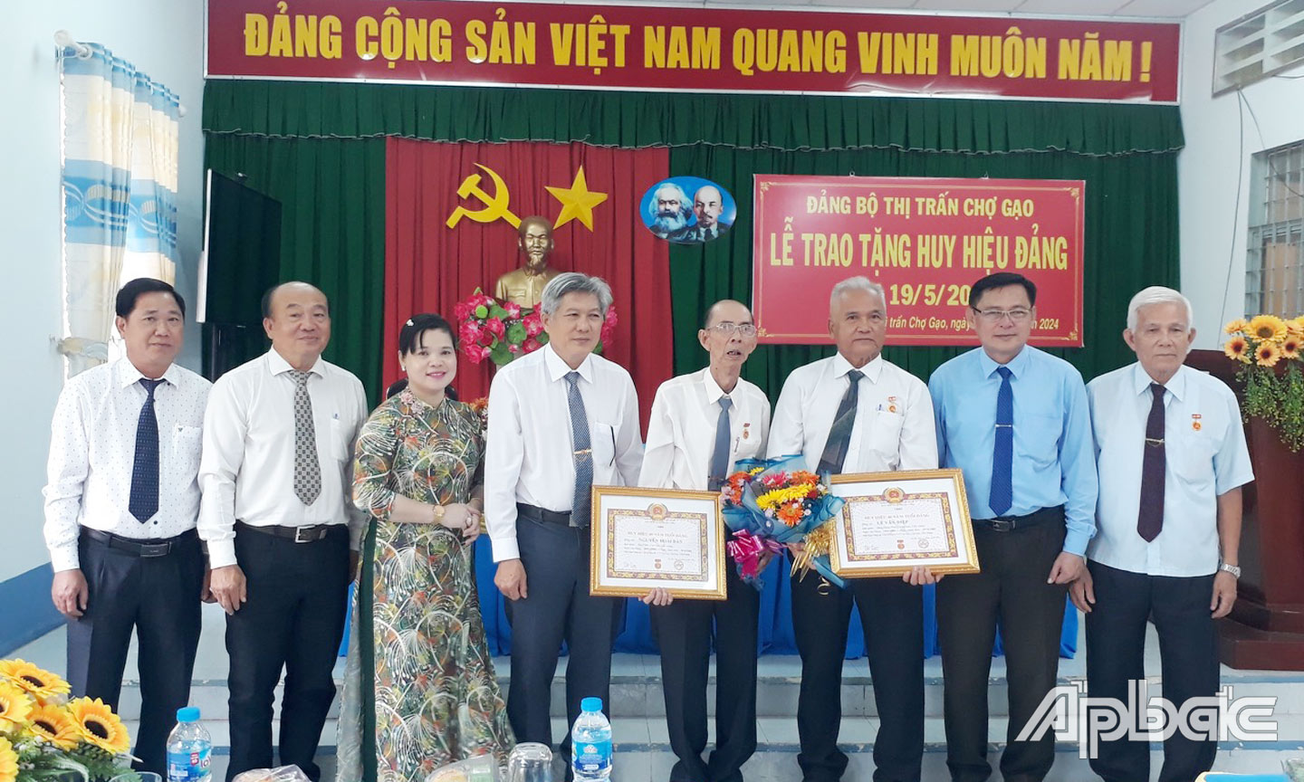 Đồng chí Đỗ Tấn Hùng, Ủy viên Ban Thường vụ Tỉnh ủy, Trưởng Ban Dân vận Tỉnh ủy trao Huy hiệu Đảng cho đảng viên trên địa bàn thị trấn Chợ Gạo, huyện Chợ Gạo.
