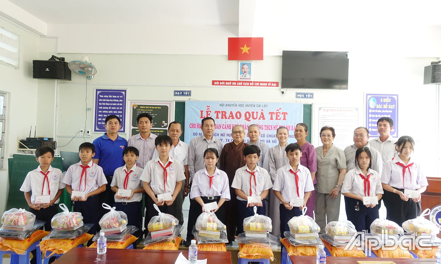 Trao quà cho học sinh tại xã Mỹ Thành Bắc, huyện Cai Lậy.