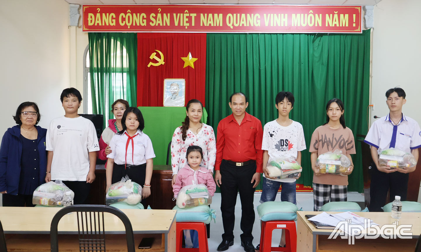 Hội CTĐ huyện Chợ Gạo tổ chức trao quà cho học sinh có hoàn cảnh khó khăn dịp Tết Nguyên đán 2025.