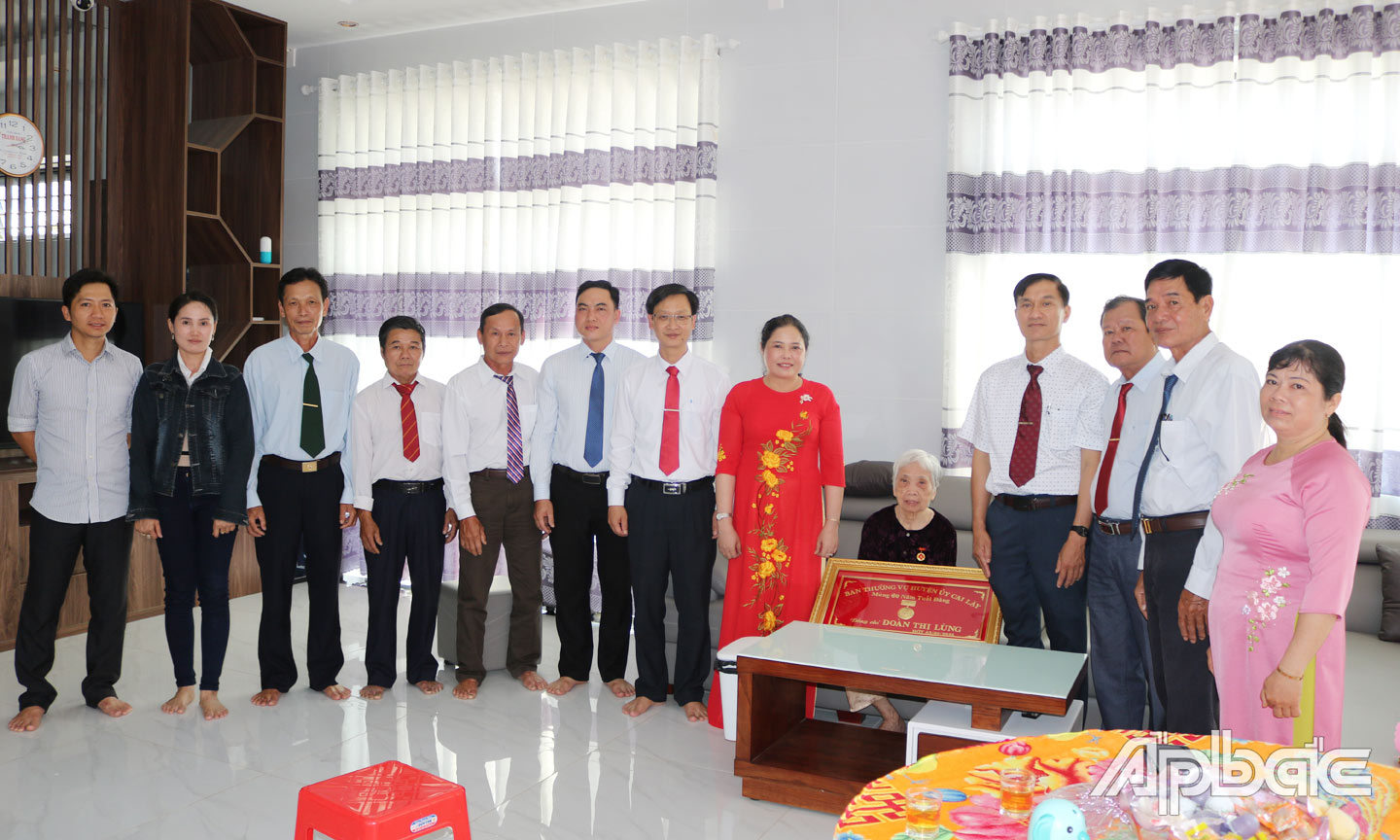 Lãnh đạo huyện và xã chúc mừng đảng viên cao niên.