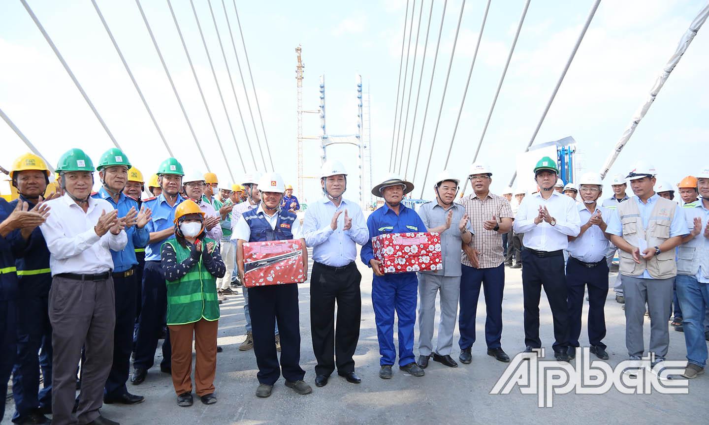 Lãnh đạo 2 tỉnh Tiền Giang - Bến Tre tặng quà công nhân.