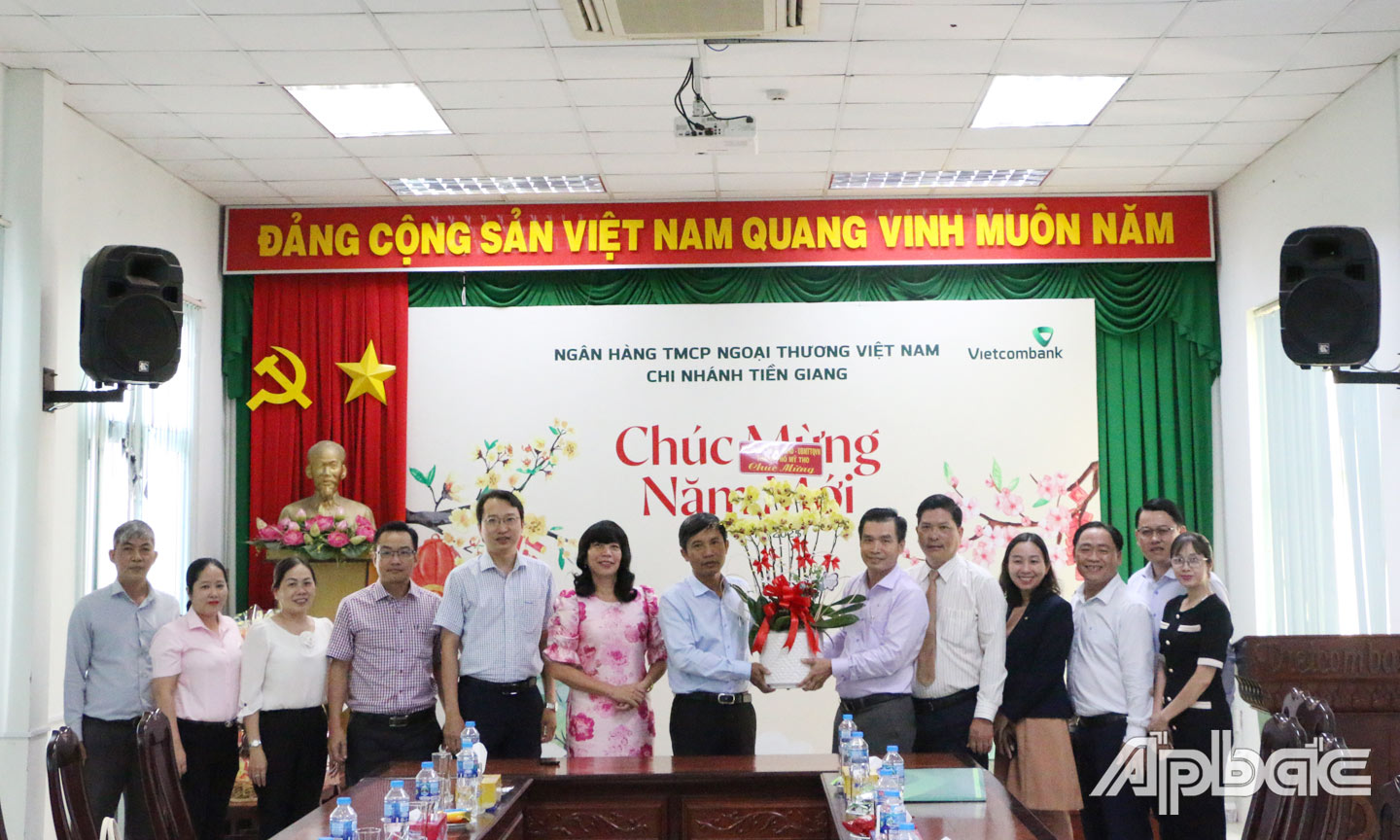 Đoàn Thành ủy, HĐND, UBND, UB MTTQVN thành phố Mỹ Tho đến thăm và chúc tết Vietcombank Tiền Giang